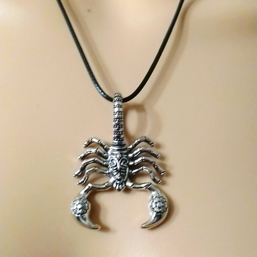 🦂unisex scorpion embossed silver pendant on a coated leather choker